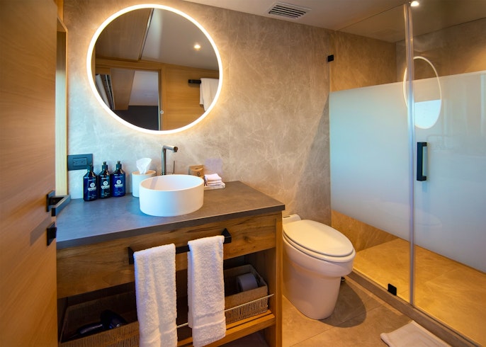 Panorama Suite Bathroom, Galapagos Tribute