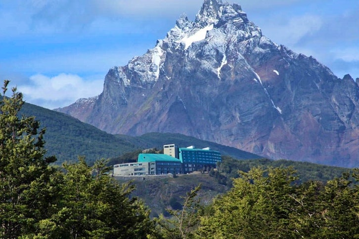 Arakur, hillside location