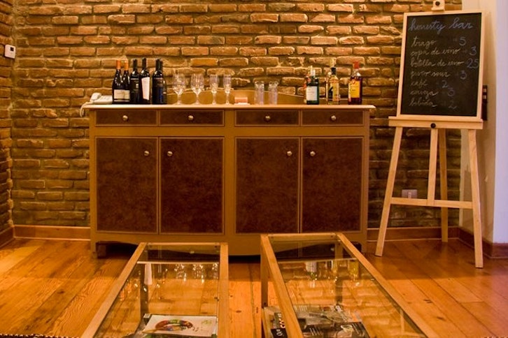 Zero Hotel, Honesty Bar